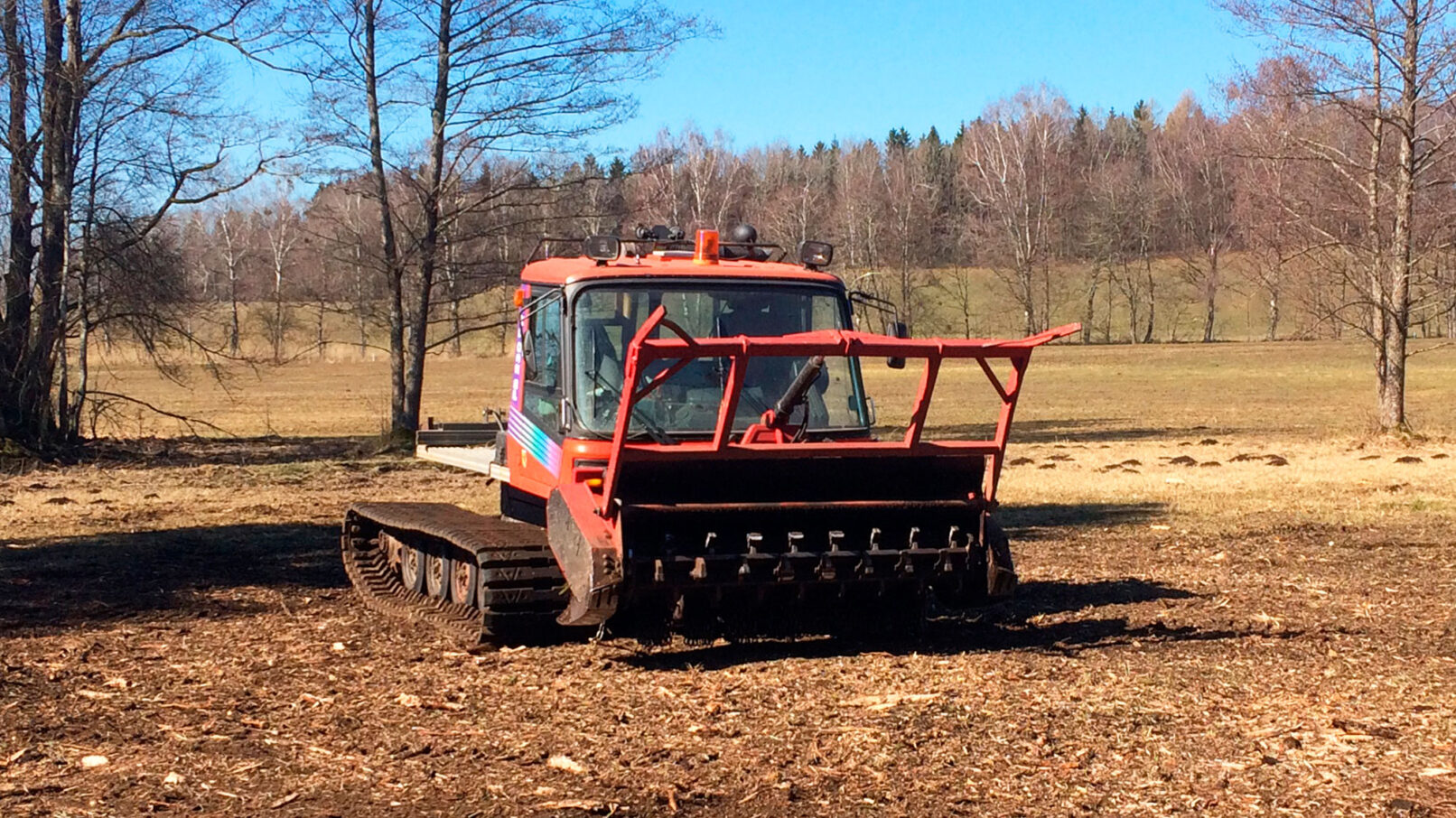 Pistenraupe mit angebautem Fostmulcher