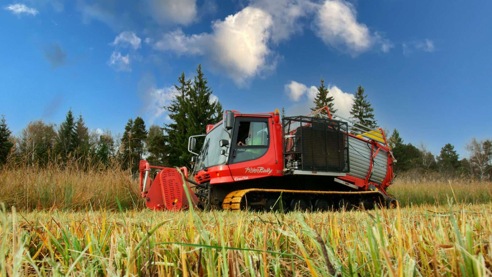 Pistenraupe mit Mulcher und Aufbauladewagen